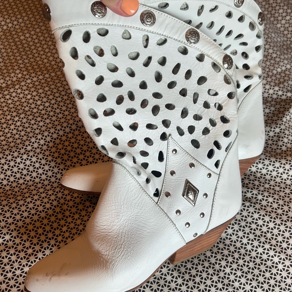 Vintage The Wild Pair leather booties! Size 5.5 - Picture 12 of 15